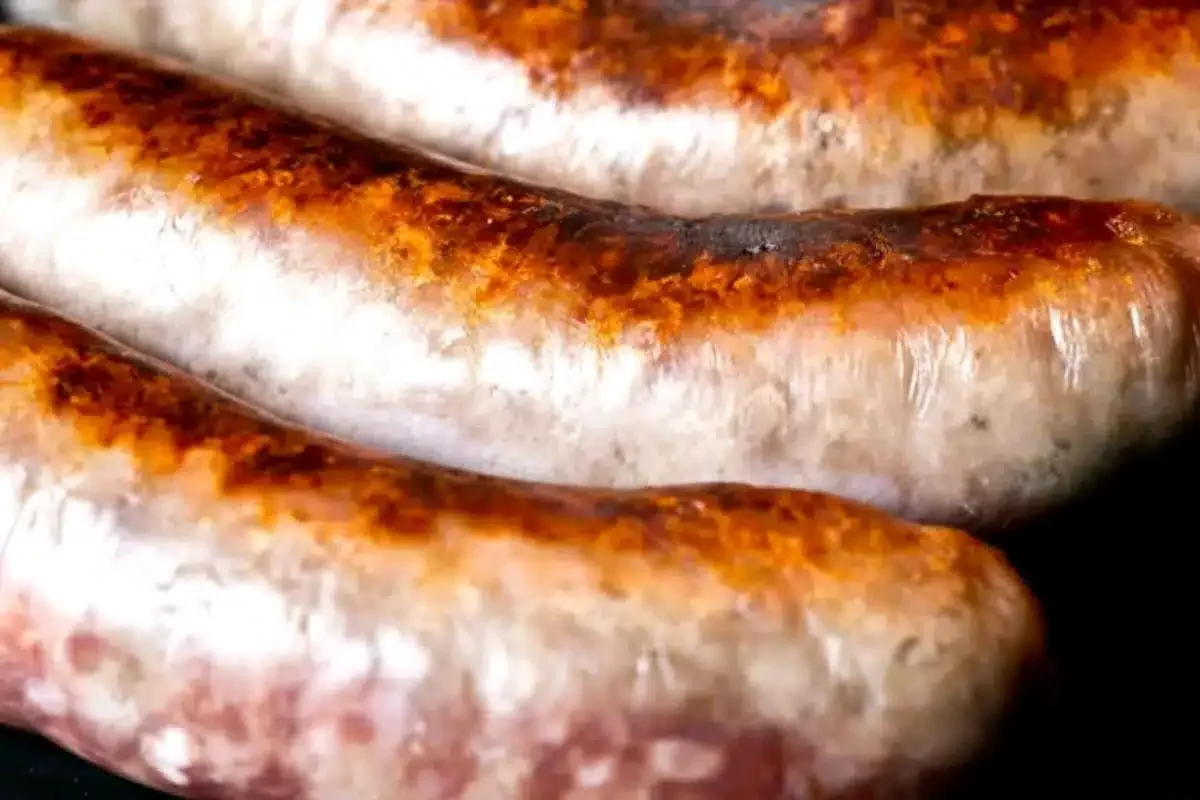 A receita tradicional de salsicha italiana assada que vai encantar os paladares