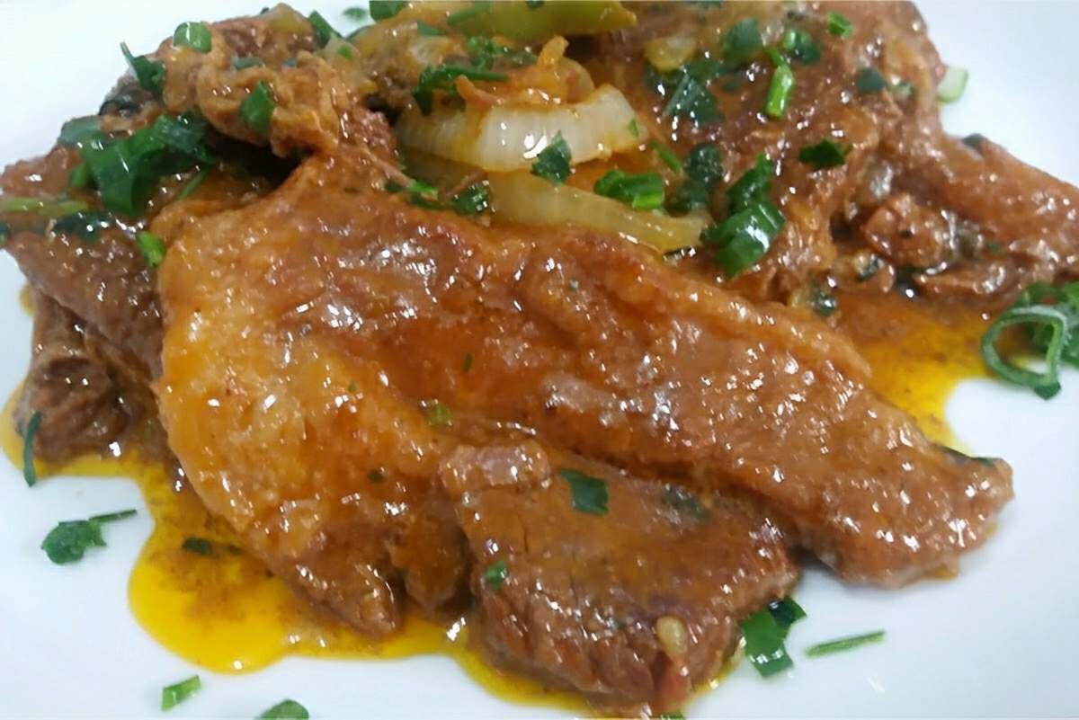 Ponta de peito na panela de pressão suculenta e saboros