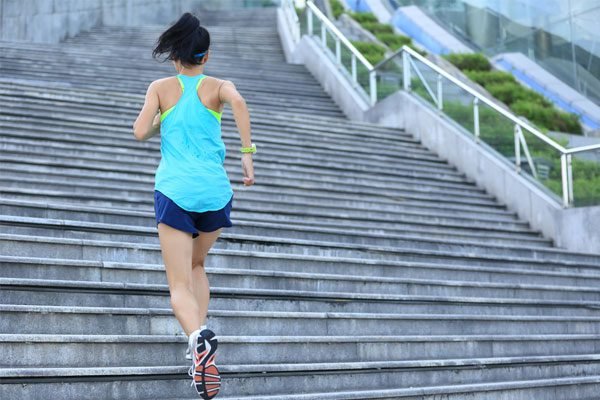 subir e descer as escadas para reduzir a celulite