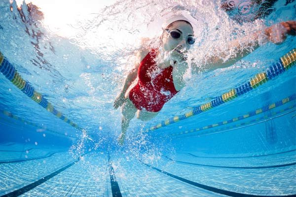 nadar para reduzir a celulite