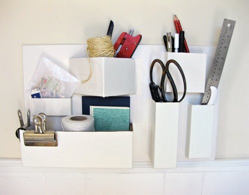 Invista nesta ideia de organizador de papelão para parede para decorar de forma organizada (Foto: designsponge.com)