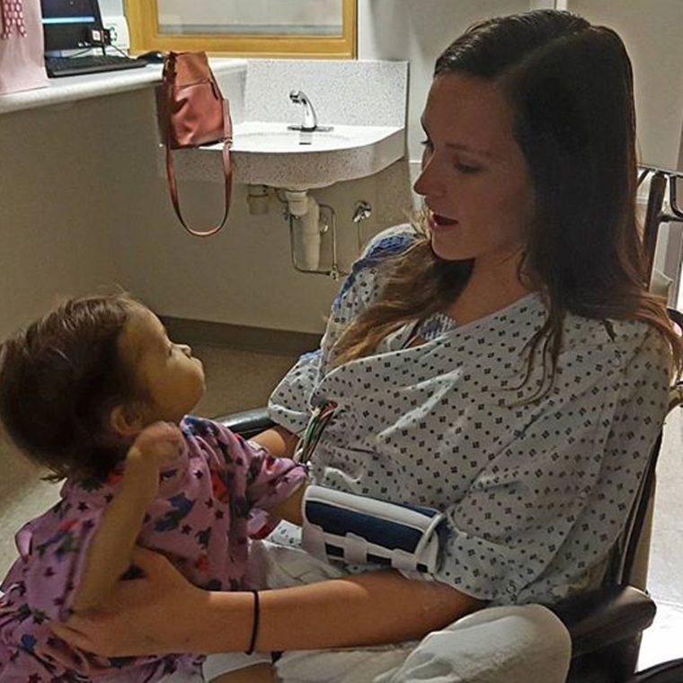 Garota de 22 anos foi contratada para cuidar desse bebê durante 3 semanas talia3 - Garota de 22 anos foi contratada para cuidar desse bebê durante 3 semanas