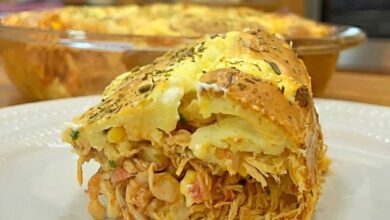 Torta de frango cremosa com massa de liquidificador perfeita para o lanche