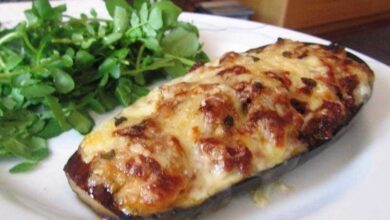 Berinjela recheada com frango e queijo