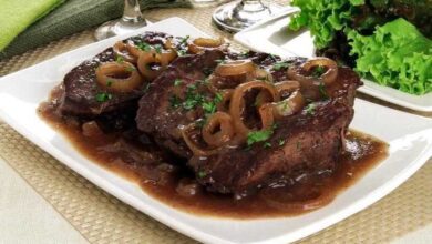 Como fazer bife ao vinho acebolado