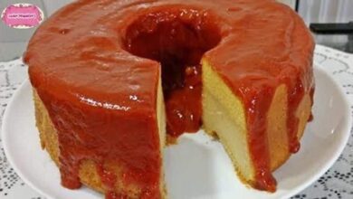 Bolo de fubá cremoso com calda de goiabada