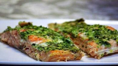 Salmão assado com manteiga de ervas