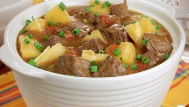 Sopa cremosa de costela com mandioca deliciosa