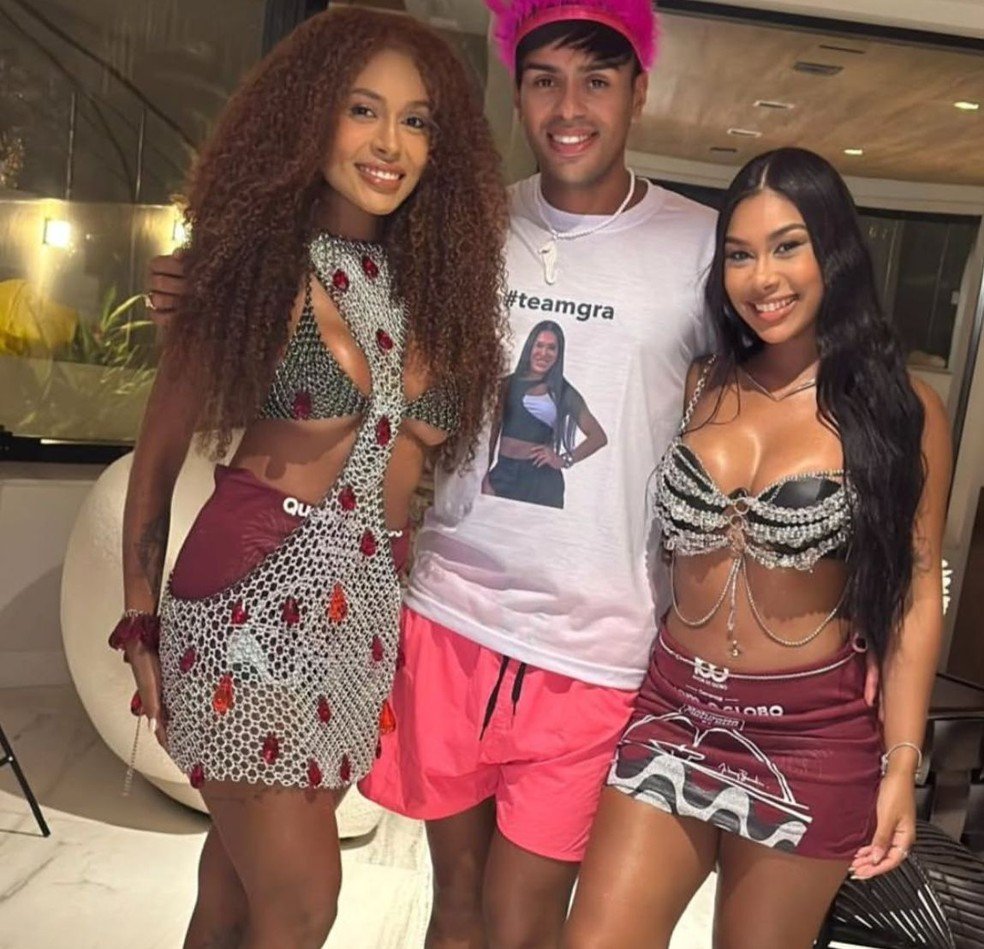 Juliano Carvalho com a irmã de Gracyanne e uma amiga na casa da musa fitness — Foto: Instagram