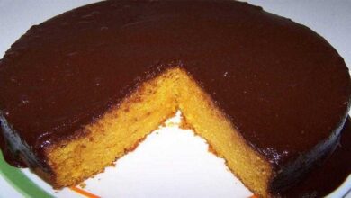 Bolo rápido de cenoura com cobertura de chocolate