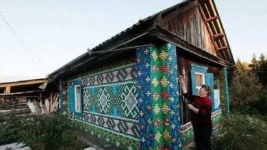 Senhora decora casa usando mais de 30 mil tampinhas de garrafa coloridas: obra-prima!
