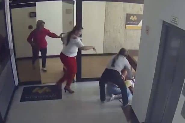 Outras pessoas apareceram para ajudar a mãe a salvar o bebê