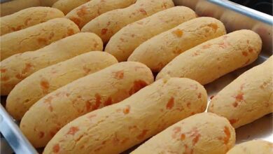 Biscoito de polvilho assado delicioso e fácil de preparar basta misturar os ingredientes modelar e assar