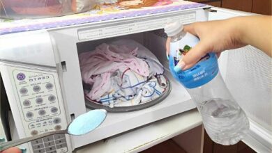 Coloquei panos de prato no microondas com essa misturinha caseira e eles ficaram novos