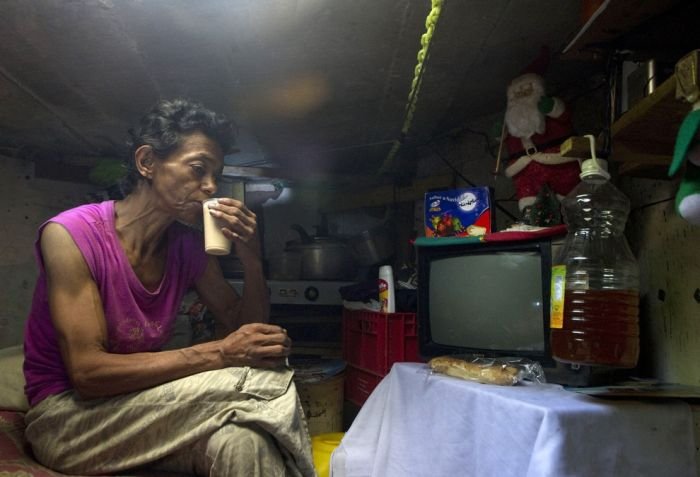 Casal colombiano vive em esgoto há mais de 20 anos Casal colombiano vive em esgoto há mais de 20 anos