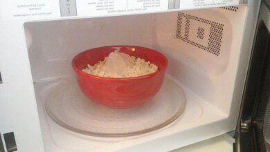 Como esquentar arroz no micro-ondas sem deixá-lo ressecado