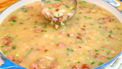 caldo quente simples com mandioca, pimentão, bacon e calabresa uma delícia