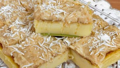 Bolo cremoso de liquidificador com cobertura de coco queimado