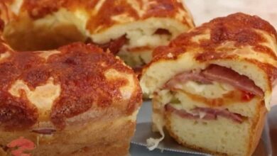 Lanche de forno feito no liquidificador recheado com calabresa e muçarela uma delícia