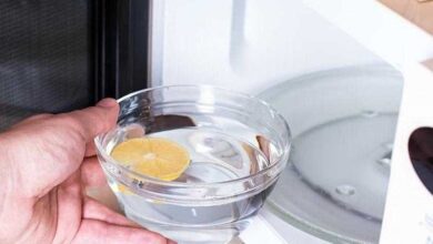 Use bicarbonato para limpar e desodorizar o micro-ondas