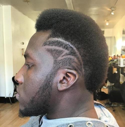 Afro curto com uma linha raspada