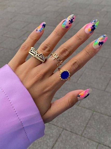design de unhas com respingos coloridos