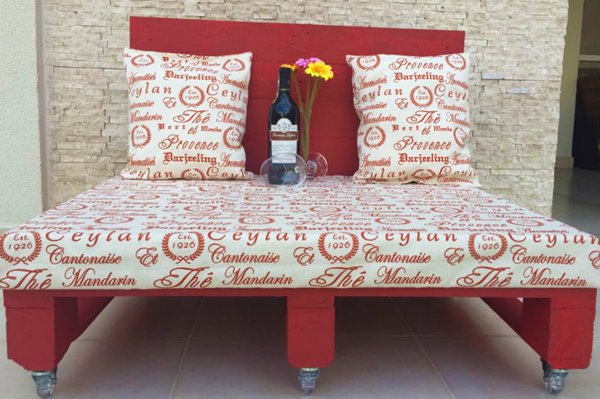 sofá de pallet vermelho