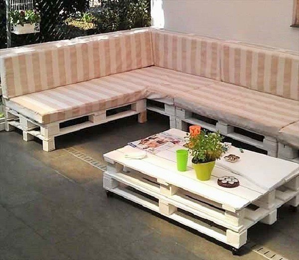 sofa de palelt com mesinha