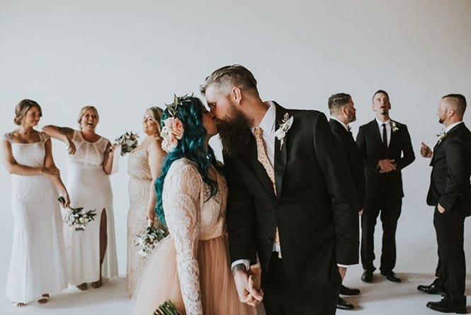 Mulher paralisada surpreende ao se levantar para andar pelo corredor durante seu casamento