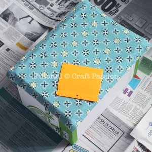 cole-o-tecido-e-alise-com-a-espatula