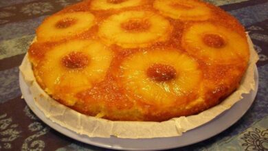 Bolo de abacaxi gelado com calda de caramelo