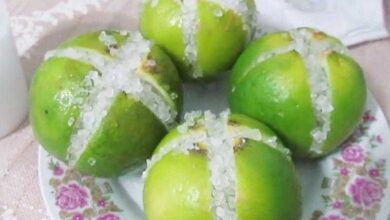 Corte limões em 4 pedaços, salgue-os e coloque na cozinha. Tenho certeza que você vai se surpreender