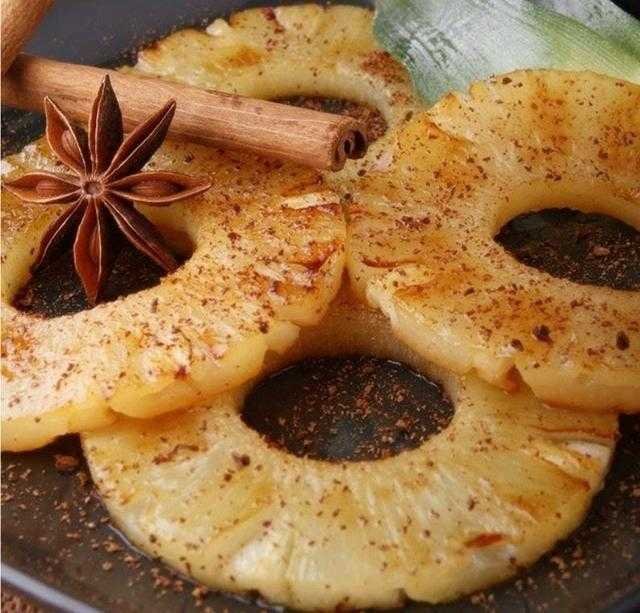 Abacaxi assado no forno com canela. Uma sobremesa deliciosa, fácil e ajuda a emagrecer!
