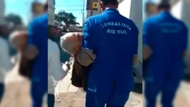 Aos 90 anos e muito doente, idoso é carregado até o banco para provar que está vivo e receber a aposentadoria