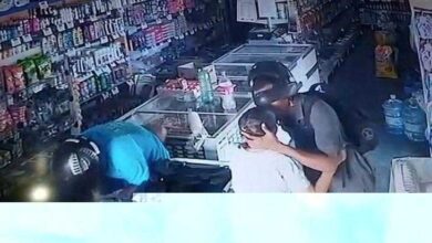 Assaltante beija idosa e diz que não quer o dinheiro dela durante assalto