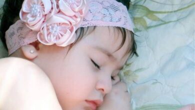 Bebê de apenas 14 semanas morre por causa de fita de cabelo. E mãe deixa alerta para todos