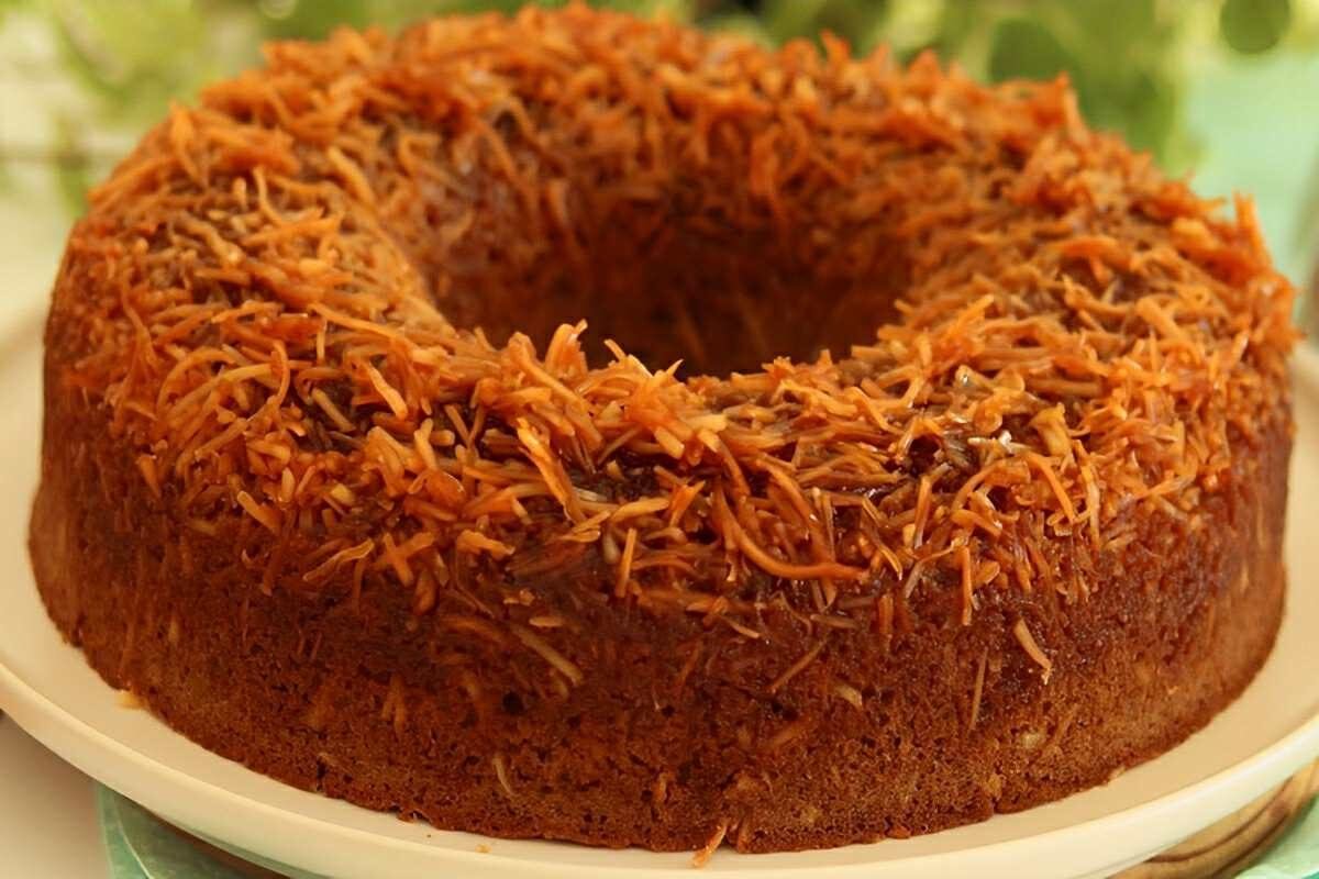 Bolo de coco queimado fofinho delicioso e perfeito para servir no lanche ou café