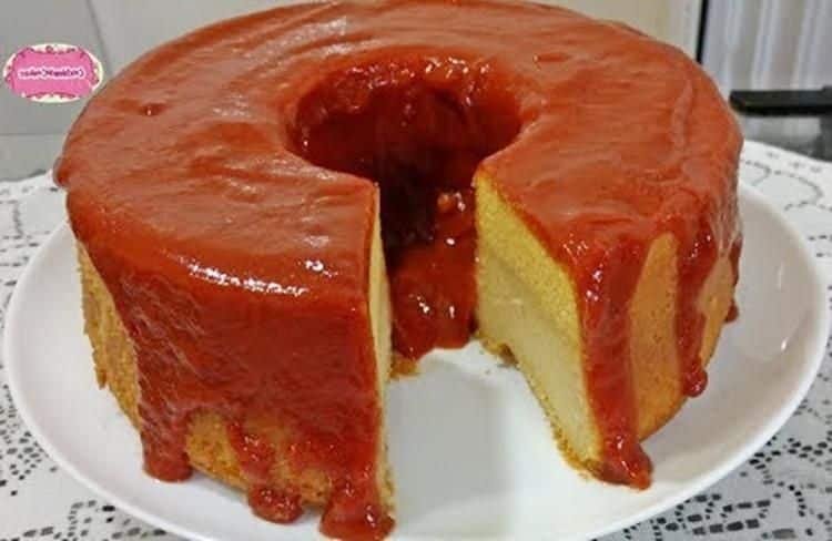 Bolo de fubá cremoso com calda de goiabada