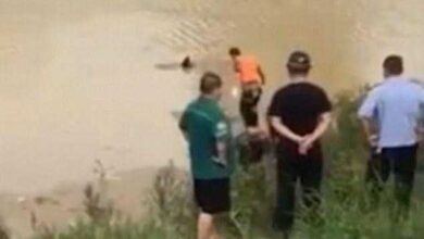 Bombeiros tentam retirar corpo boiando de lago, mas são surpreendidos