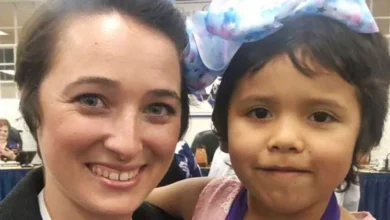 Contra bullying, professora corta cabelo igual ao de aluna excluída por colegas