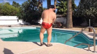 Ele aperta a pequena sunga vermelha, agora observe quando a música começa … Estou em lágrimas!