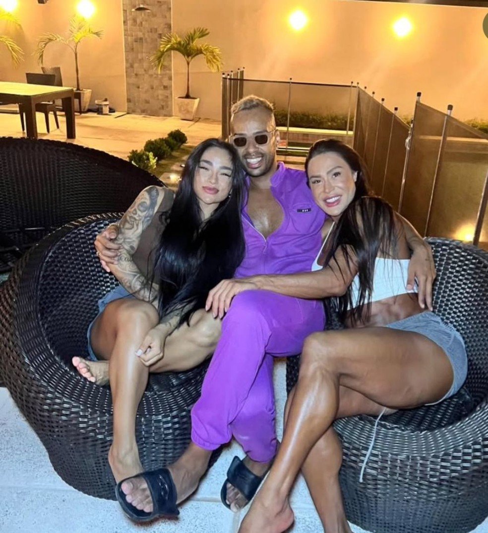 Juliano Carvalho com Gracyanne e uma amiga na casa da musa fitness — Foto: Instagram