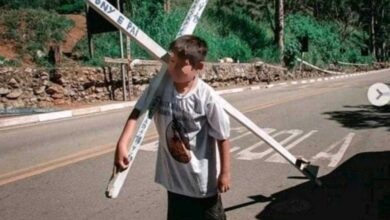 Menino carrega cruz para ter o amor da mãe, após ser a abandonado