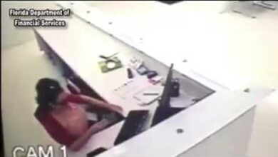 Mulher é flagrada forjando um acidente de trabalho