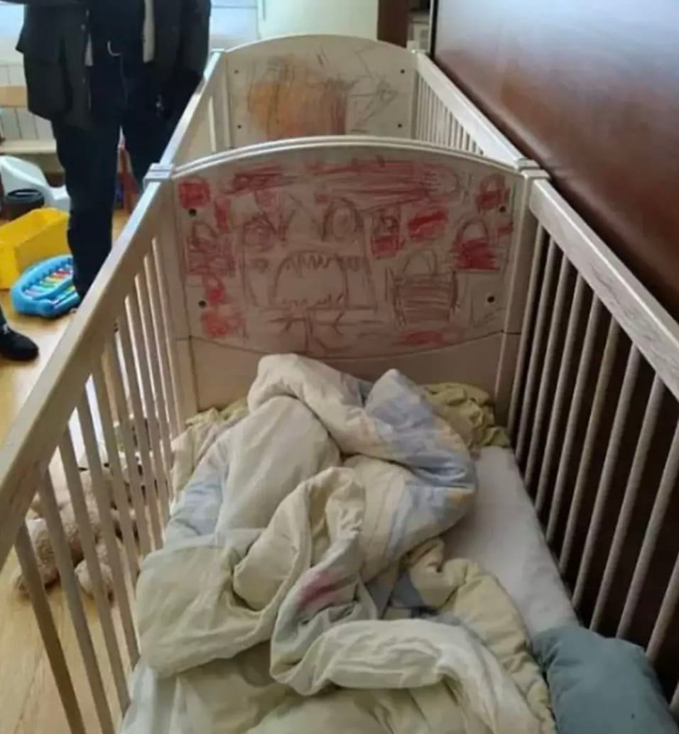 As crianças dormiam em berços e usavam máscaras