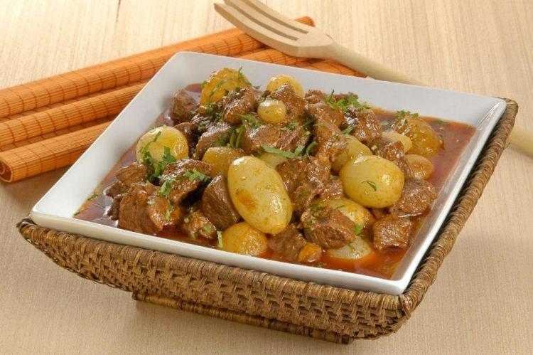 Picadinho de carne ao vinho