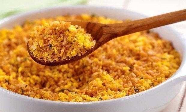 Receita de farofa crocante de arroz frito e ervas