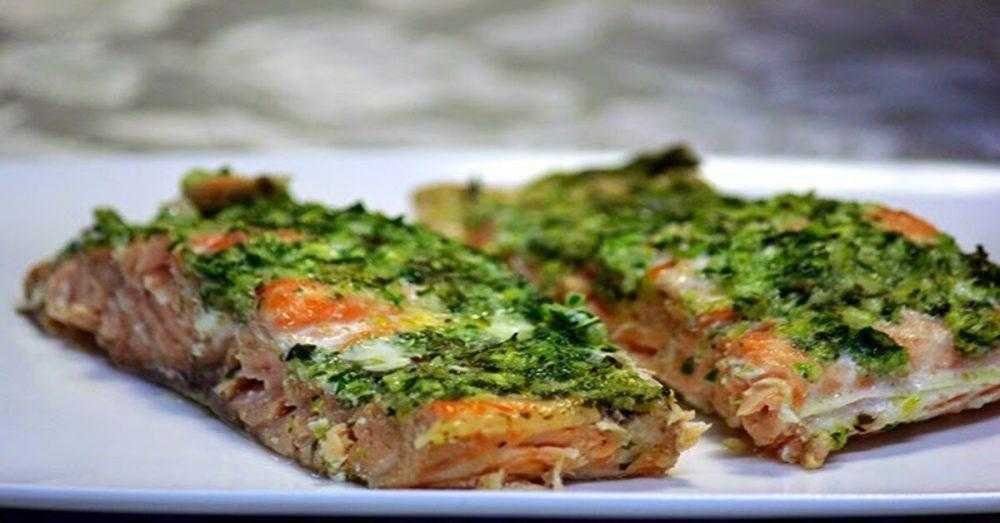 Salmão assado com manteiga de ervas