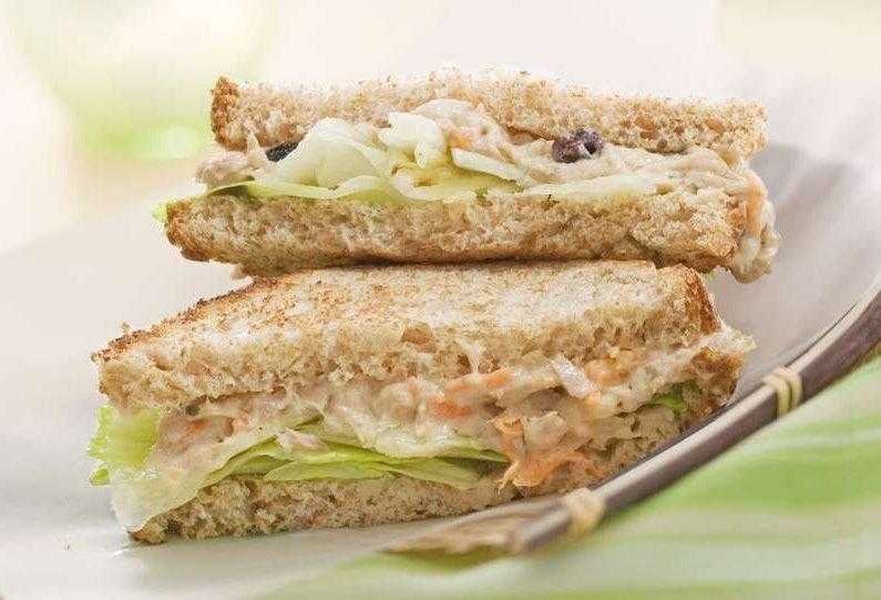 Sanduíche natural de patê de atum