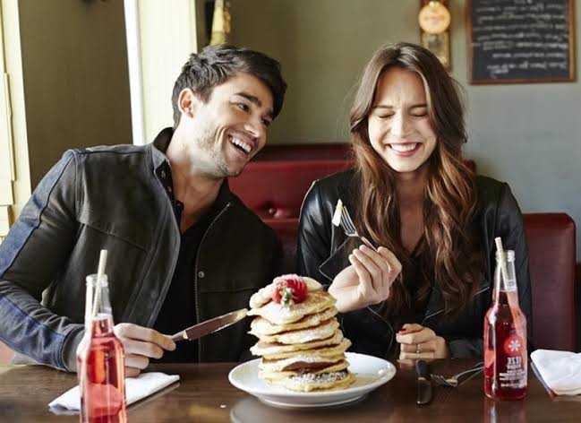 Se você engordou desde que começou a namorar, significa que está feliz, diz estudo d